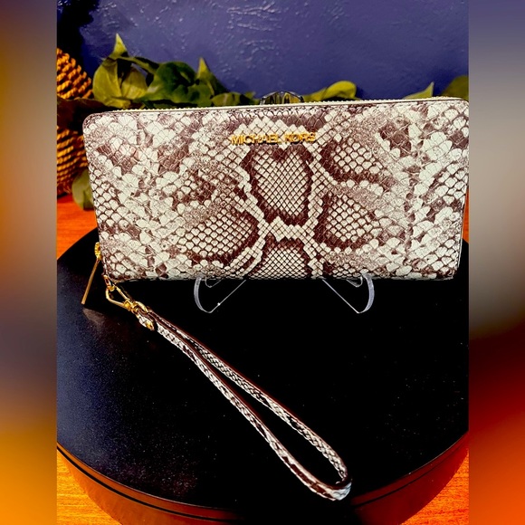 NWT Michael Kors Jade large embossed leather jet set travel wallet/wristlet - Picture 1 of 13